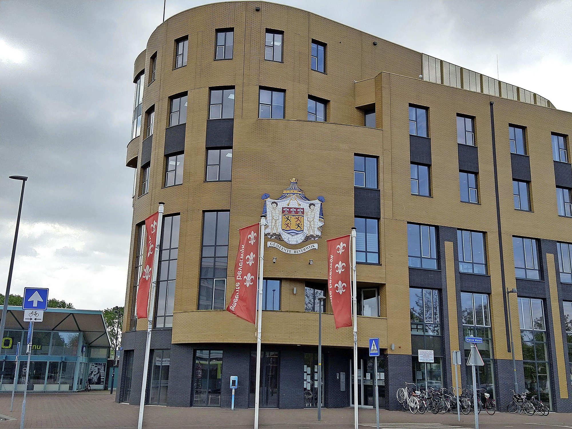 De gemeente Beverwijk is gevestigd in het gemeentehuis aan het Stationsplein 48 in in het Beverwijkse Stationsgebied.